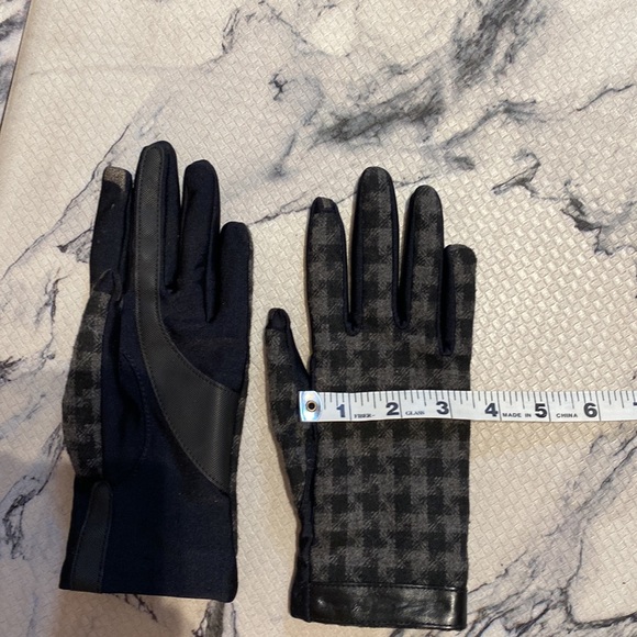 Womens Isotoner lined tech gloves! Beautiful Black/Gray Check🔥Like New🔥MED/LG - Picture 9 of 9